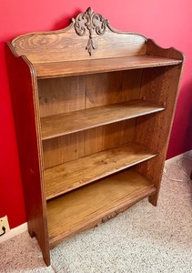 lot 9 image: Beautiful Vintage Wooden Bookcase