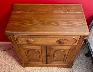 lot 12 image: Vintage Cabinet