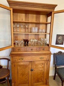 lot 101 image: Large Vintage Display Hutch