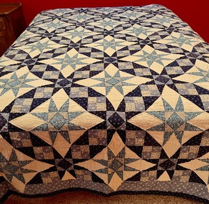 lot 240 image: Queen Size Star Pattern Quilt in Hues of Blue