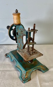lot 261 image: Vintage Metal Toy Sewing Machine
