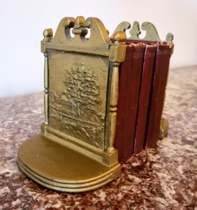 lot 118 image: Miniature Shakespeare Book Set and Bookends