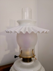 lot 122 image: Vintage Milk Glass Table Lamp