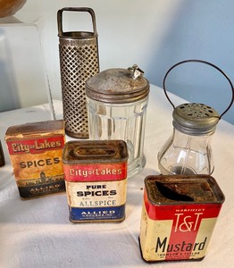 lot 44 image: Fun Variety of Vintage Treasures