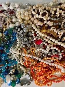 lot 47 image: Beads and Costume Jewelry