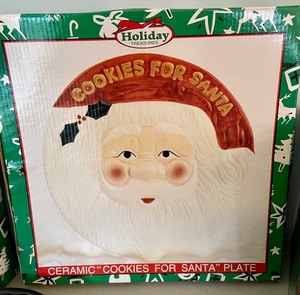 lot 321 image: Holiday Serving Pieces and Decor