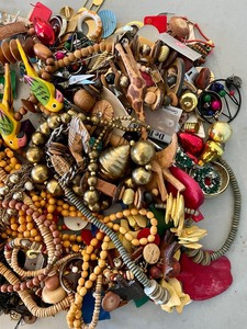 lot 320 image: Beads and Costume Jewelry