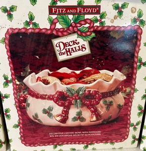 lot 57 image: Fitz and Floyd Deck the Halls Decorative Ceramic Items