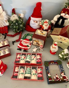 lot 325 image: Holiday Grouping