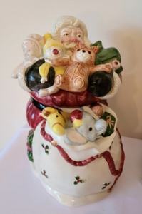 lot 154 image: Fitz and Floyd Holiday Servingware