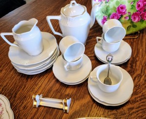 lot 203 image: Assorted Vintage Painted Dishes