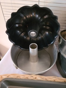 lot 207 image: Bakeware