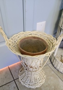 lot 268 image: Vintage White Wicker Decorative Items