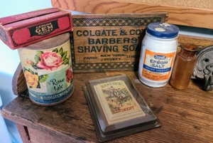 lot 269 image: Assorted Vintage Decor