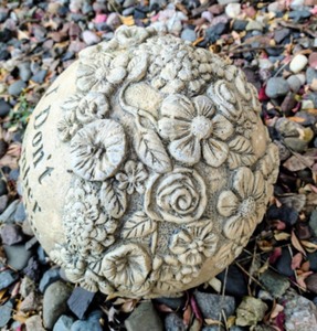 lot 274 image: Cement Garden Decor