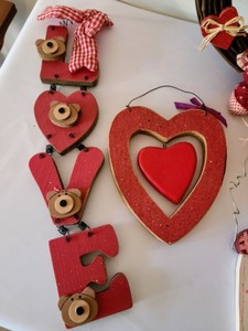 lot 301 image: Festive Valentines Day Wall Decor