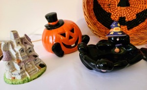 lot 302 image: Halloween Decorations