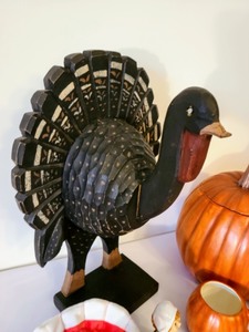 lot 303 image: Thanksgiving Decor
