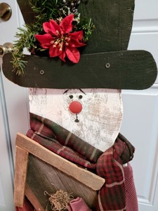 lot 315 image: Wood Snowman Decor