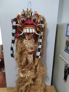 lot 27 image: Handmade Barong Headdress