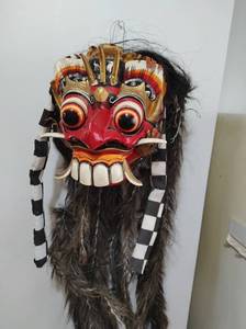 lot 28 image: Handmade Barong Headdress