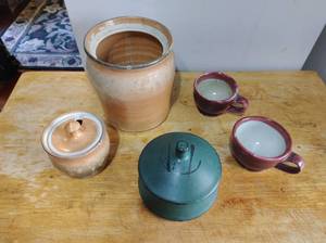 lot 132 image: Collection of Pottery Items