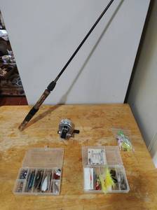 lot 152 image: Collection of Fishing Items