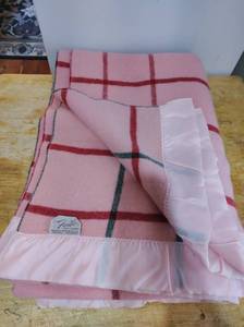 lot 158 image: Vintage Faribo Woolen Mill Co Blanket