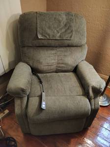 lot 183 image: Pride Electric Reclining Lift Chair