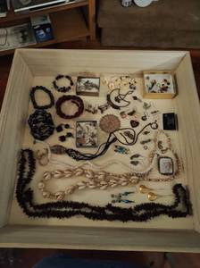 lot 181 image: Collection of Jewelry