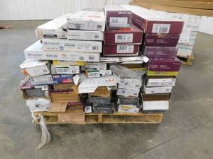 lot 21 image: Pallet lot of Laminate and wood flooring.