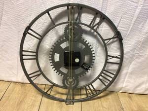 lot 11 image: 14 in. Gray Industrial Gears Metal Quartz clock Customer Returns See Pictures