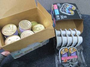 lot 11 image: Box of 16- 3 oz Cans Fancy Feast Ki...