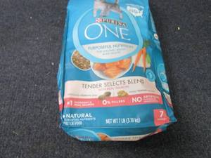 lot 21 image: Purina ONE Tender Selects Blend Adu...