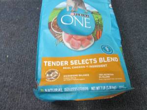 lot 22 image: Purina ONE Tender Selects Blend Adu...