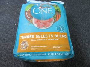 lot 23 image: Purina ONE Tender Selects Blend Adu...