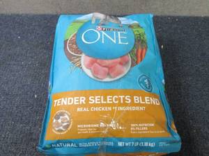 lot 24 image: Purina ONE Tender Selects Blend Adu...