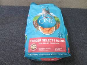 lot 27 image: Purina ONE Tender Selects Blend Adu...
