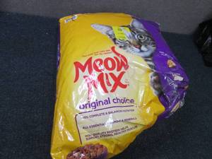 lot 31 image: Meow Mix Original Choice...