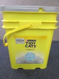 lot 33 image: Tidy Cats Clumping Litter 35 lb...