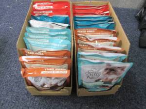 lot 38 image: 24- 30z pks Special Kitty Cat Food...