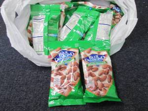lot 140 image: 12-4 oz pks Blue Diamond Almonds Wh...