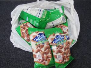 lot 145 image: 12-4 oz pks Blue Diamond Almonds Wh...