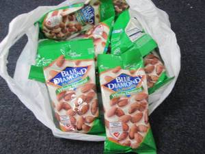 lot 147 image: 12-4 oz pks Blue Diamond Almonds Wh...