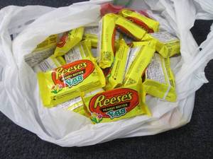 lot 167 image: 18 Reeses Eggs...