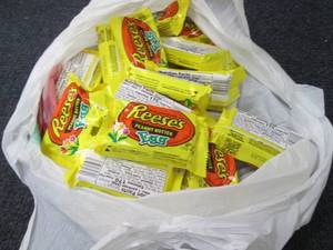 lot 173 image: 18 Reeses Eggs...