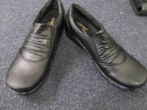 lot 246 image: Easy Street Comfort Wave Ladies Siz...