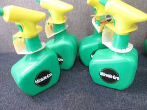 lot 393 image: 4 Battery Operated Miracle Gro Spra...