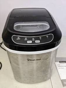 lot 128 image: Magic Chef Countertop Ice Maker