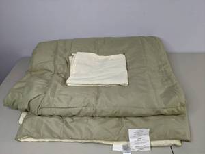 lot 181 image: ienjoy FullQueen Down Alternative Comforter and Shams
